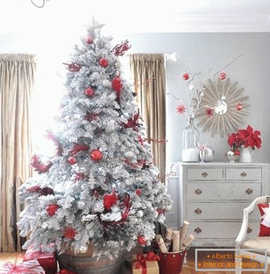 сива елка-дрво-со-црвени украси