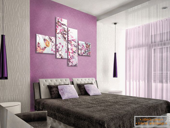 Правилно избраната модуларна слика не преоптоварува дизајнот на спалната соба. Дискретни, елегантни inflorescences, прикажани на сликата, го разредуваат строгиот, концизен стил на украсување на спалната соба.