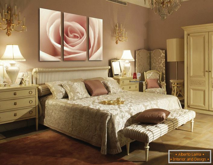 Пупката на бледо розова роза на модуларни слики го надополнува луксузниот ентериер на спалната соба во стилот на Арт Деко.