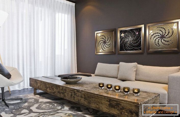 Гостинската соба во стилот на Арт Деко е украсена со модуларни слики, кои покажуваат особености на сонцето. 