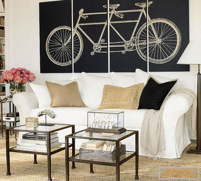 Дневната соба во скандинавскиот стил е украсена со модуларни слики на кои е прикажан велосипед. Не преоптоварен со значење, дизајнот го прави дизајнот комплетен. 
