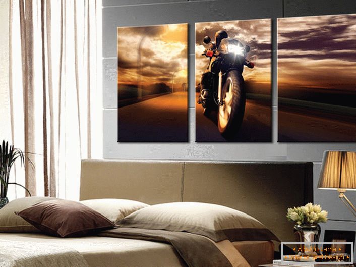 Спалната соба на младиот ерген е украсена со модуларно сликарство, на кое е прикажан мотоциклист.