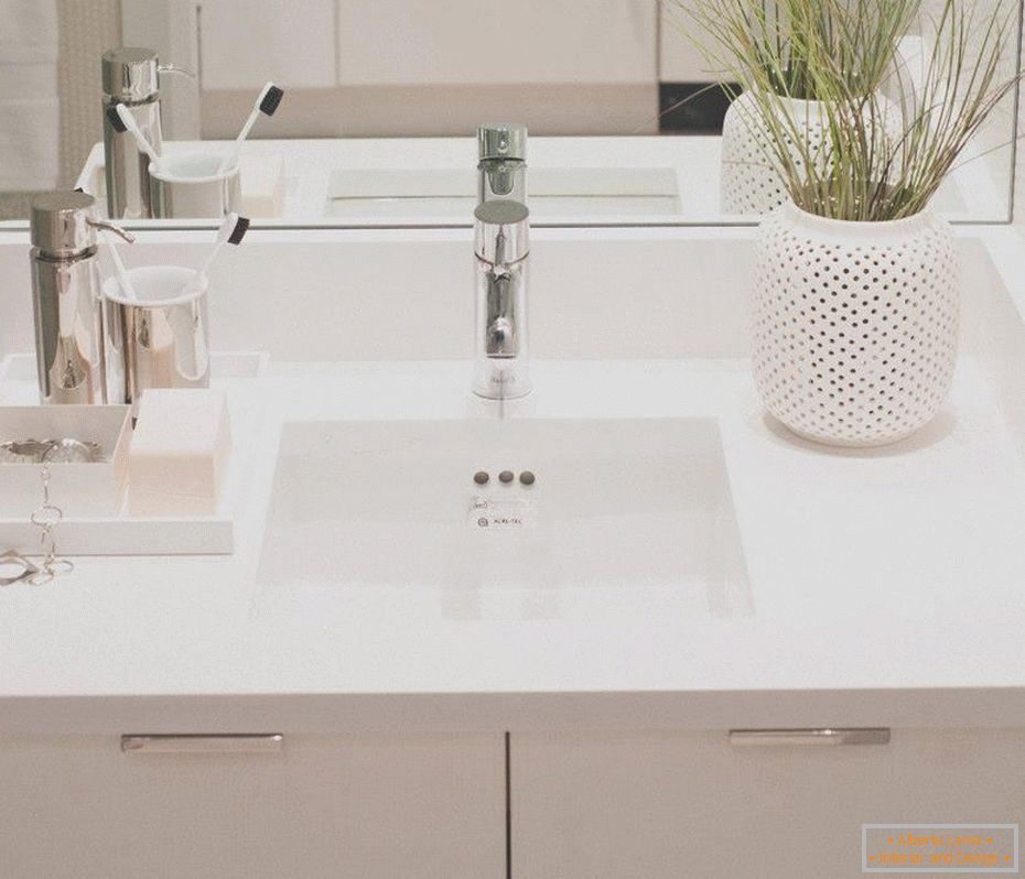 Бело мијалник со огледало во бањата
