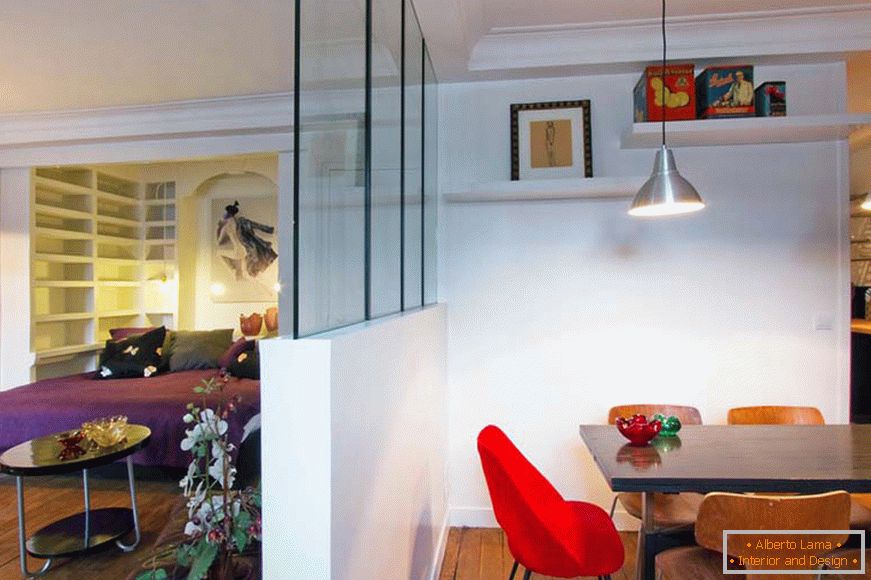 Поделба помеѓу трпезаријата и дневната соба на мал студиски стан во Париз