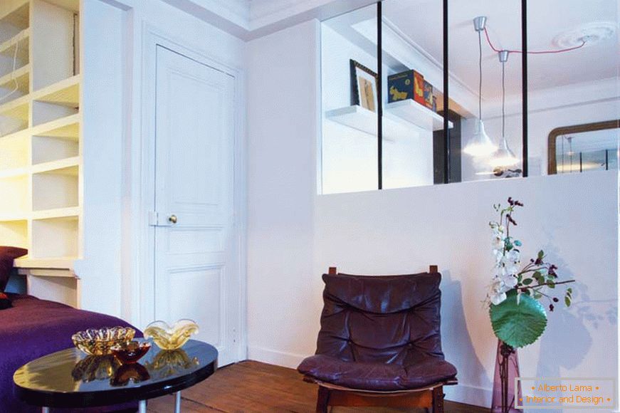 Стаклена преграда во дневната соба на мал студиски стан во Париз