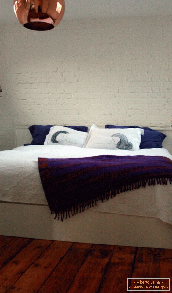 Спална соба на мал стан во Лондон