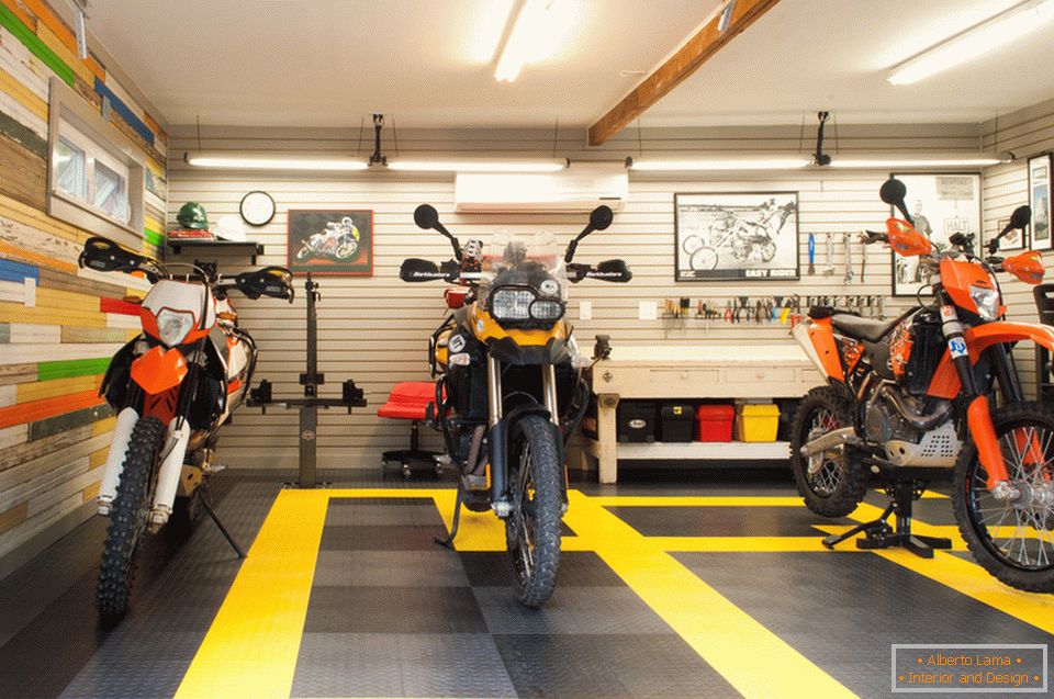 Мотоцикли во креативната гаража