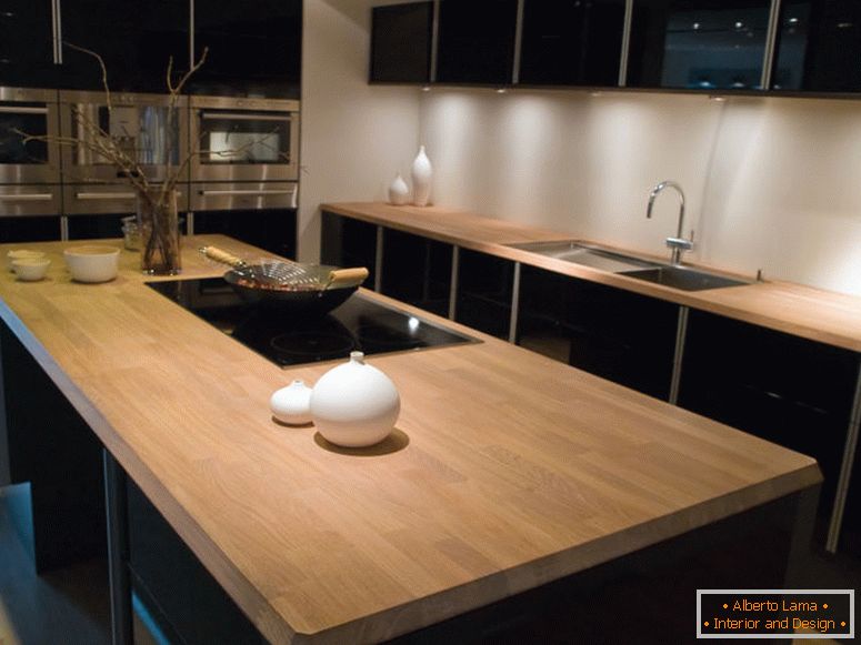 Модерен чист дизајн трендовски кујна со црни дрвени елементи