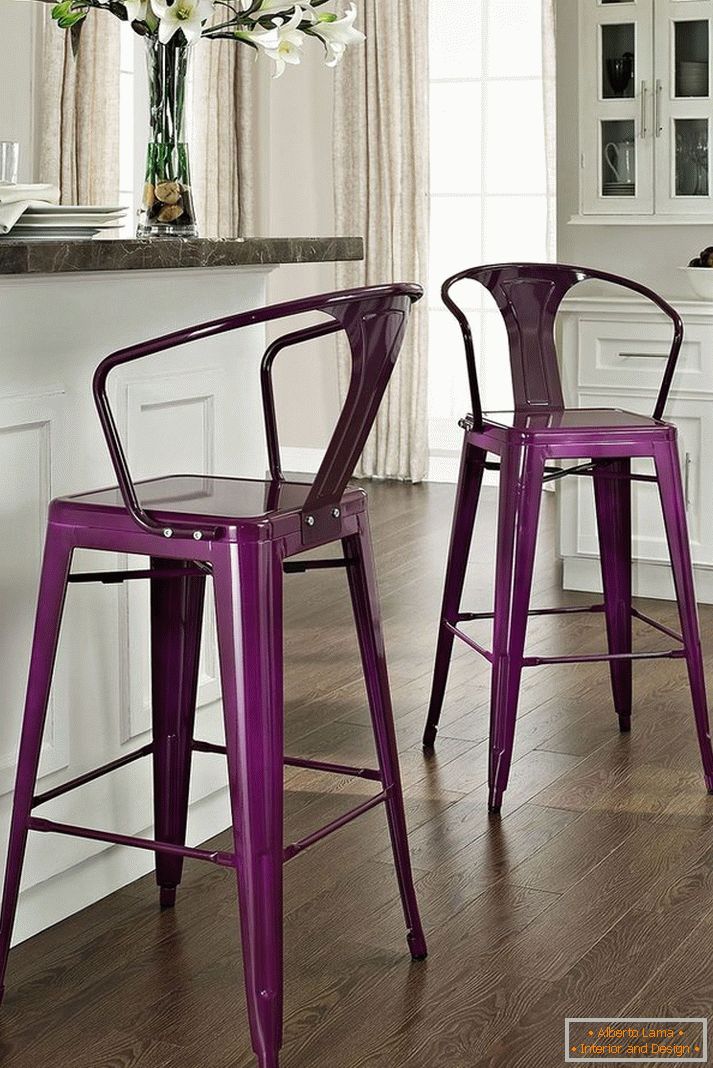 __оригинални столчиња-светла боја-во внатрешноста-кујна-17