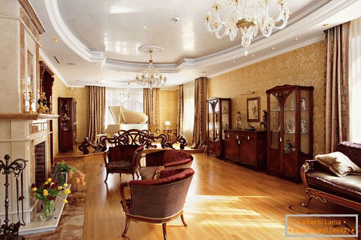 Пример за правилно избраниот мебел за дневната соба во англискиот стил. Мазни линии, светла, контрастна тапацир, резбани дрвени нозе - карактеристики на благороден англиски стил.