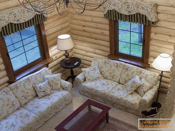 Рафинирана дневна соба во англиски стил за мала ловечка куќа. Удобно место за пријатни, романтични вечери.