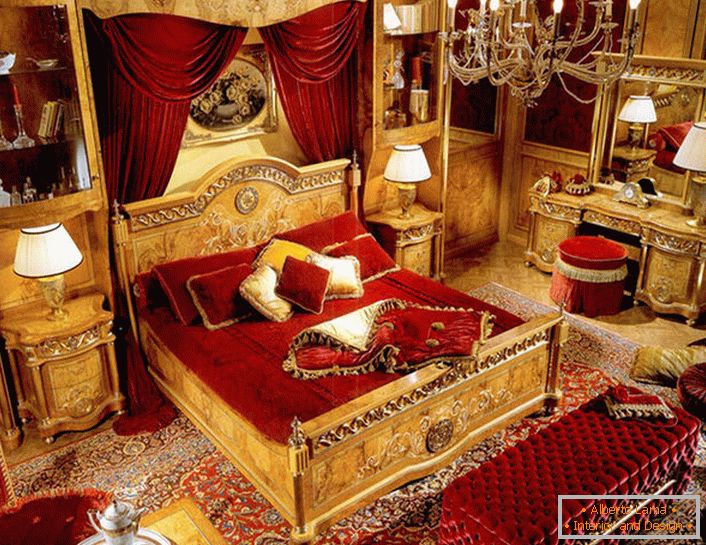 Луксузна спална соба во барокен стил во градски стан во западниот дел на Италија.