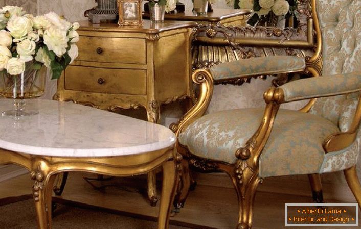 Дрвени мебел со темно позлатени во барокен стил. Одлично решение за дневната соба во куќата на една млада дама.