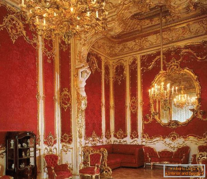 Дневната соба во куќата е правилно украсена со црвен мебел. Благородната црвена е совршено комбинирана со елементи за украси од злато.