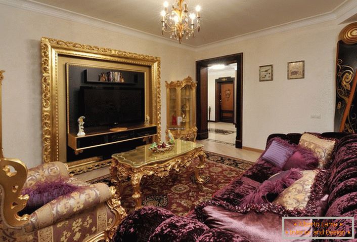 Гостинската соба во барокен стил со соодветно избраниот мебел.