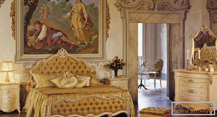 Спална соба во барокен стил во златни бои. Ѕидот на главата на креветот е украсен со огромна античка слика.