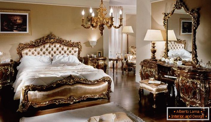 Луксузна семејна спална соба во барокен стил во селска куќа. Јасна функција карактеристика на секој дел од мебелот во собата е неговата леснотија и свеченост.