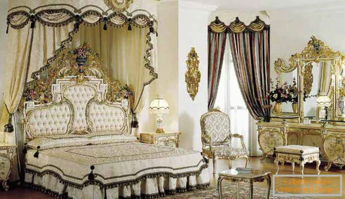 Во центарот на композицијата е кревет со четири постери. Во согласност со стилот на барок во собата е масивна маса за облекување со златна завршница.