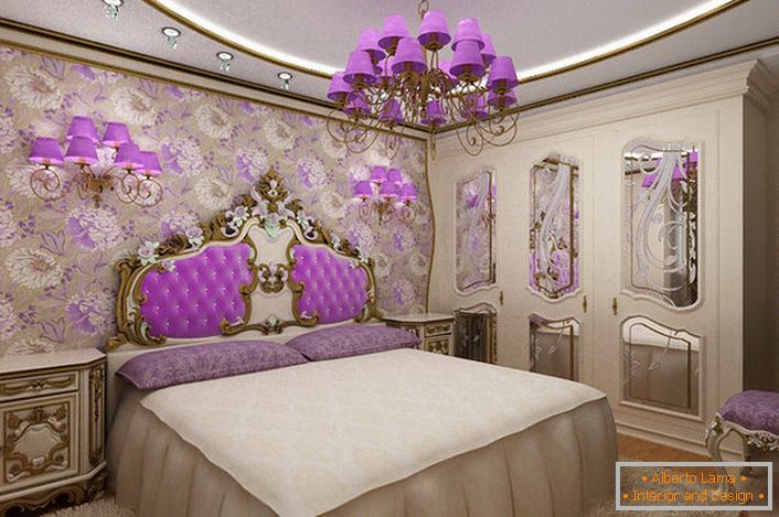 Елегантна барокна спална соба со интересен акцент на осветлување. Лустери и лајсни со кревет со иста виолетова нијанса хармонично во комбинација со тапацир на грб на главата на креветот.