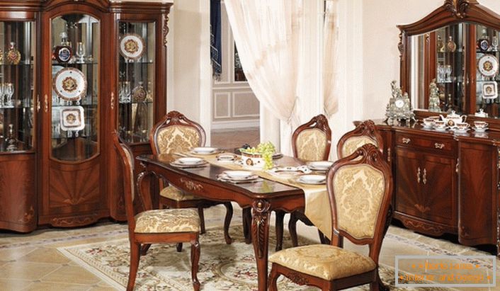Класичен мебел за барокна соба за гости. Интересно е комбинацијата на темно дрво и светло-бежов завршница.