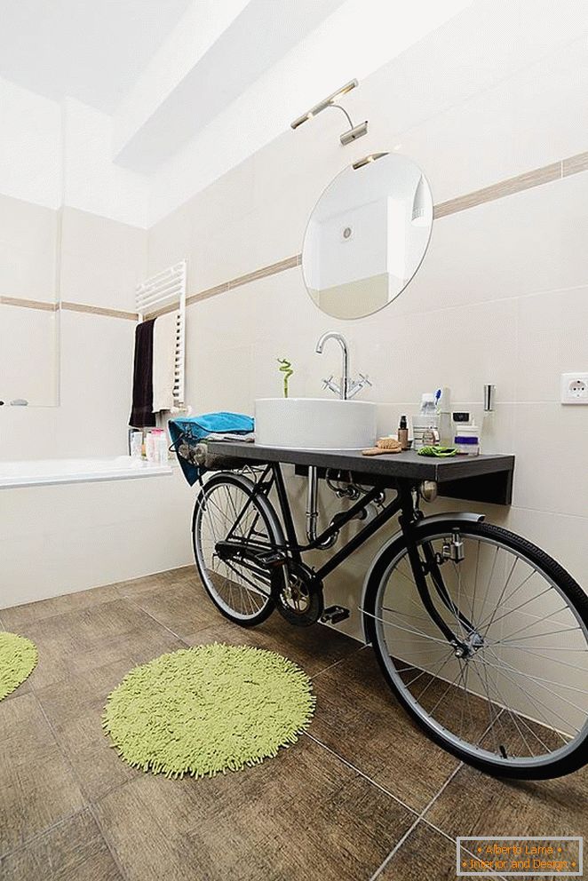 Необичен мијалник на велосипед во бањата