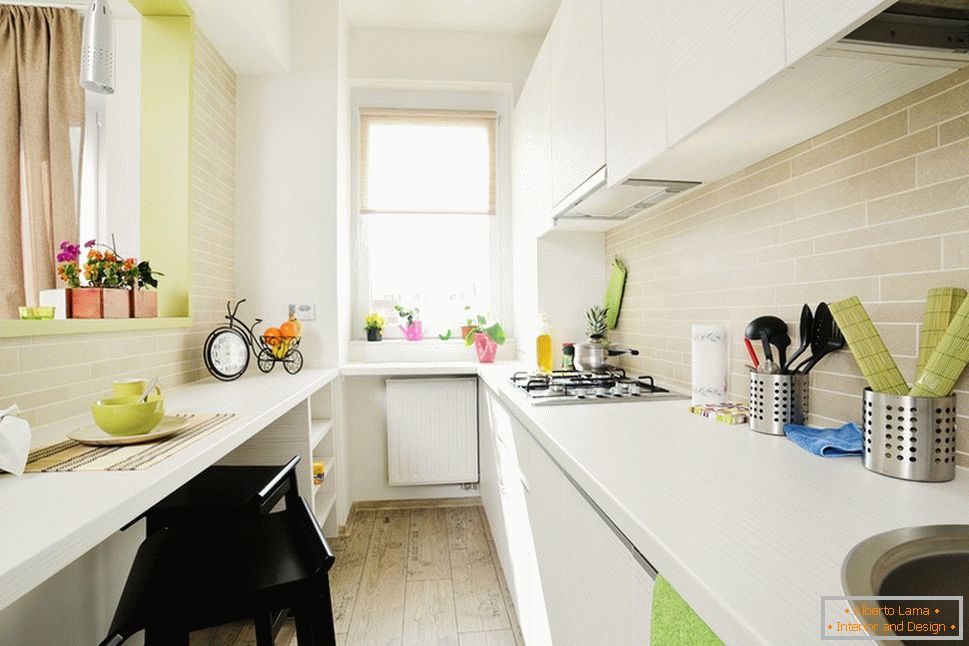 Долга бела кујна со светло зелени акценти