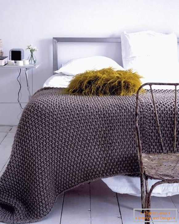 Плетени карирани на креветот со свои раце во модерна боја