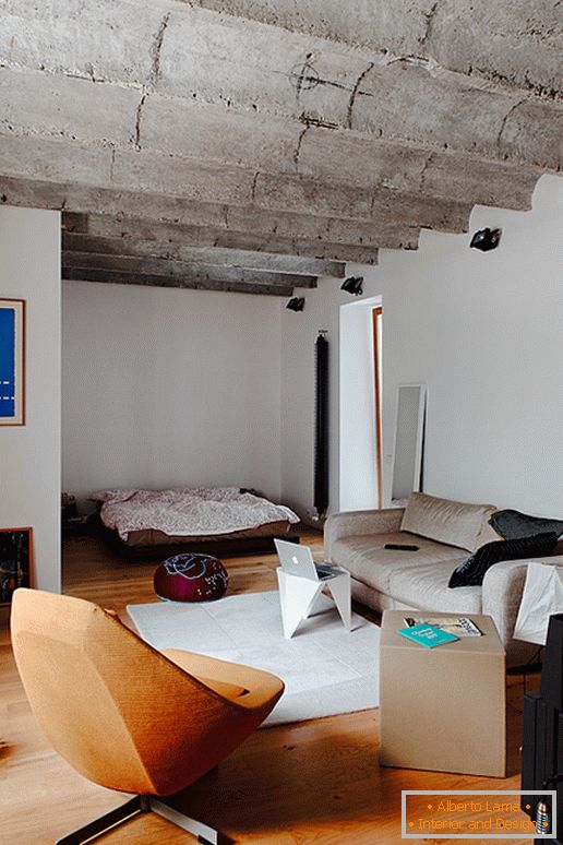 Внатрешноста на дневна соба на мал стан во Словачка