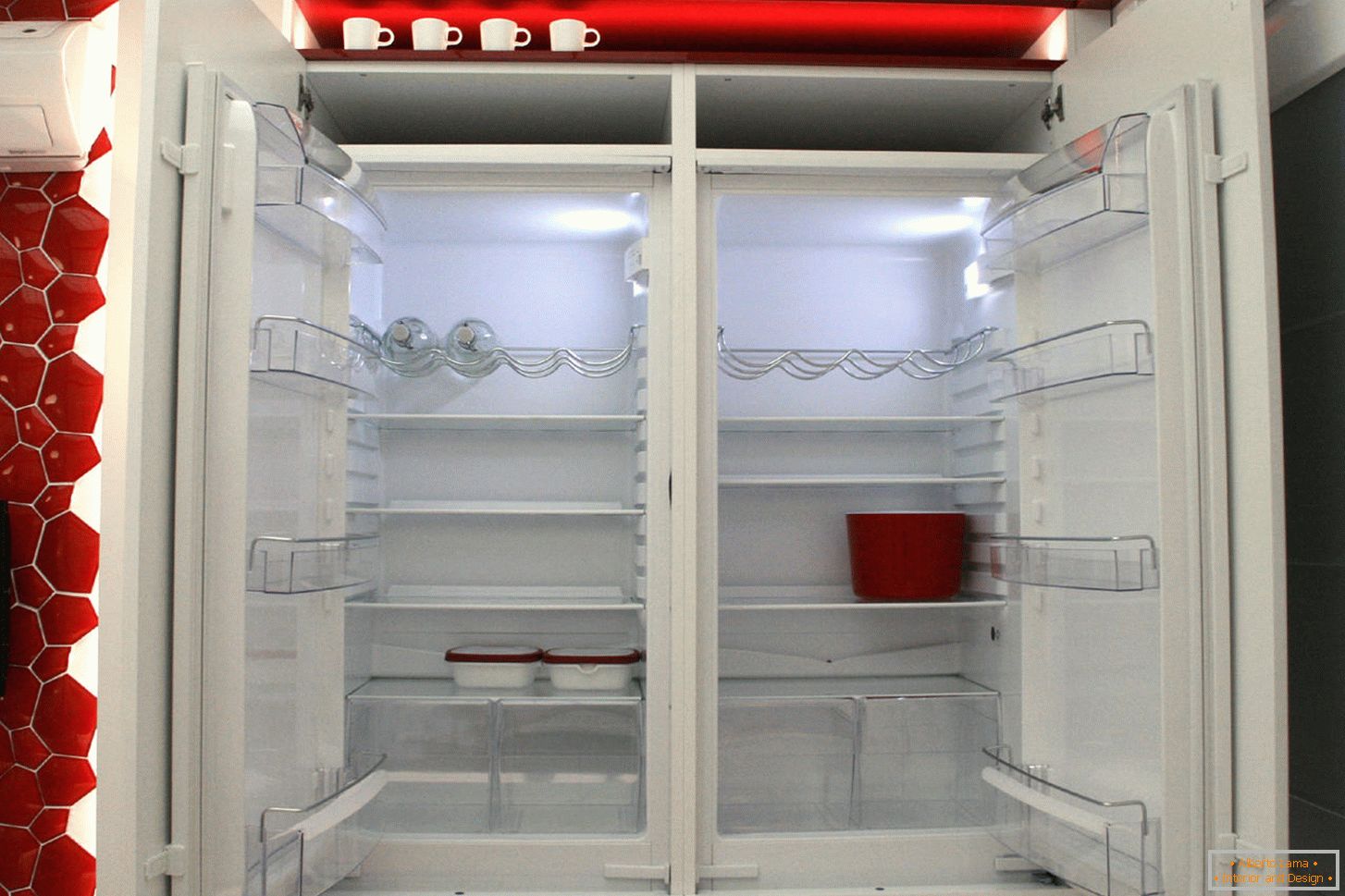 Модерен фрижидер во внатрешноста на кујната