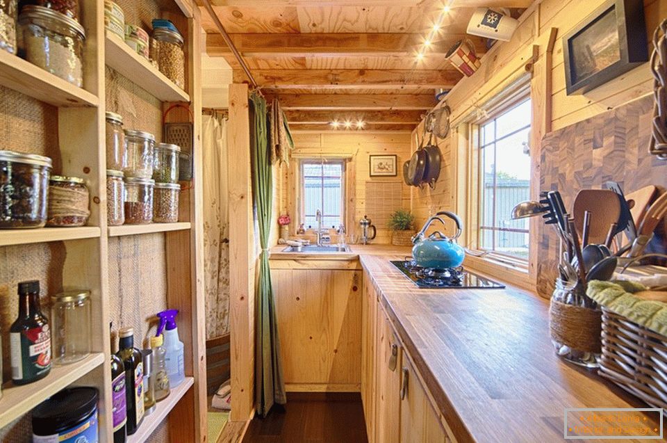 Кујна на мала дрвена куќа