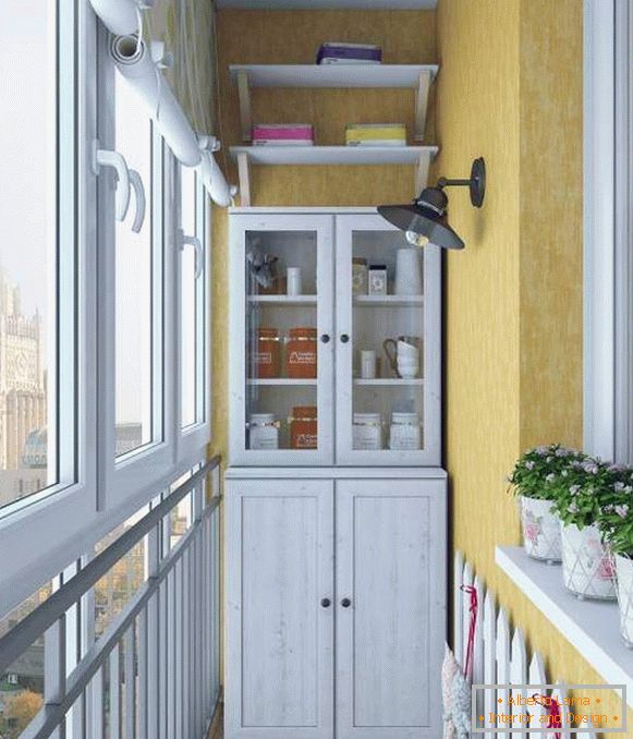Стара шведска маса како гардероба на балконот - внатрешна слика