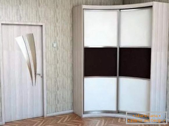 Простор за гардероба во спалната со два радиус врати
