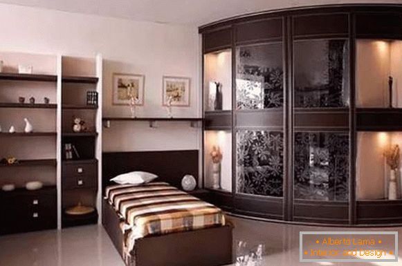 Аголна радијална гардероба во спалната соба со огледни врати