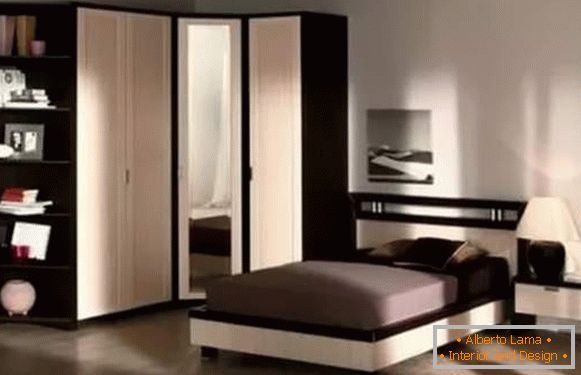 Дрвена аголна кабинет во спалната соба - слика со огледало