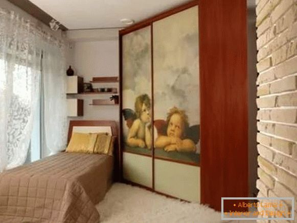 Трапезоиден аголен ормар во спалната соба - слика во внатрешен дизајн