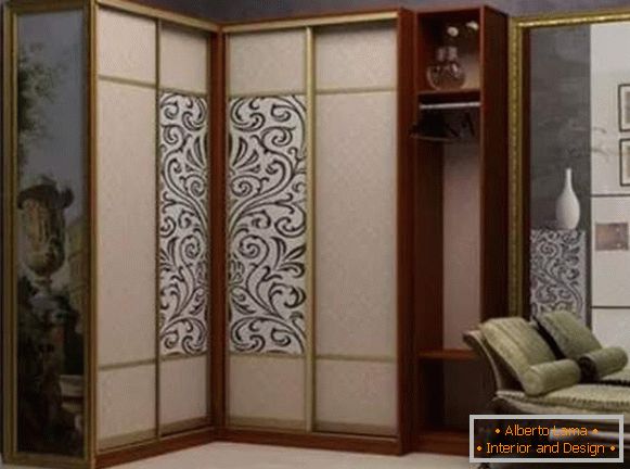 Аголна гардероба во спалната соба на дрво со огледало