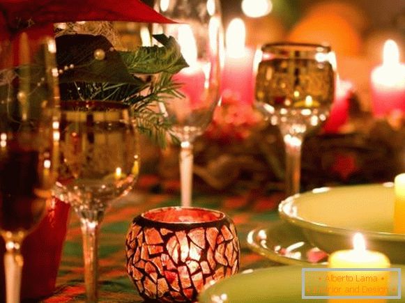 Убави очила и свеќи во декор на новогодишната маса