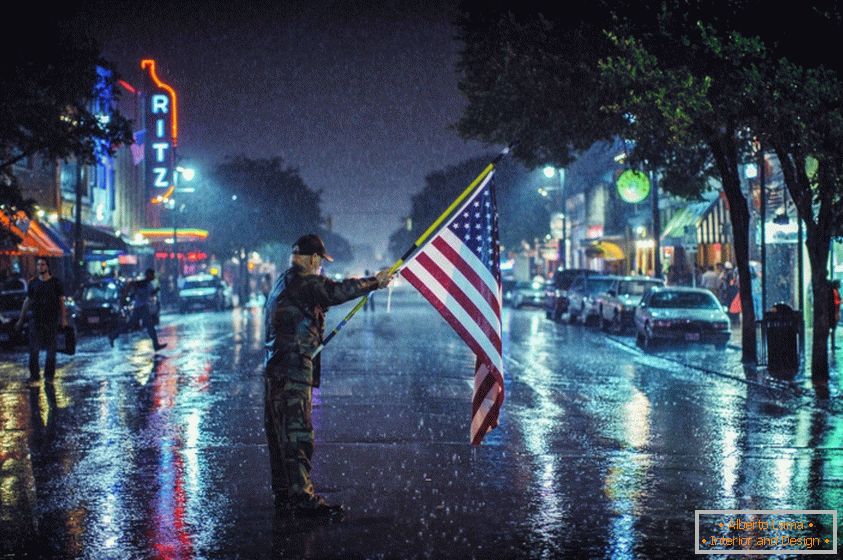 Американски патриот со знаме на отворено на дожд