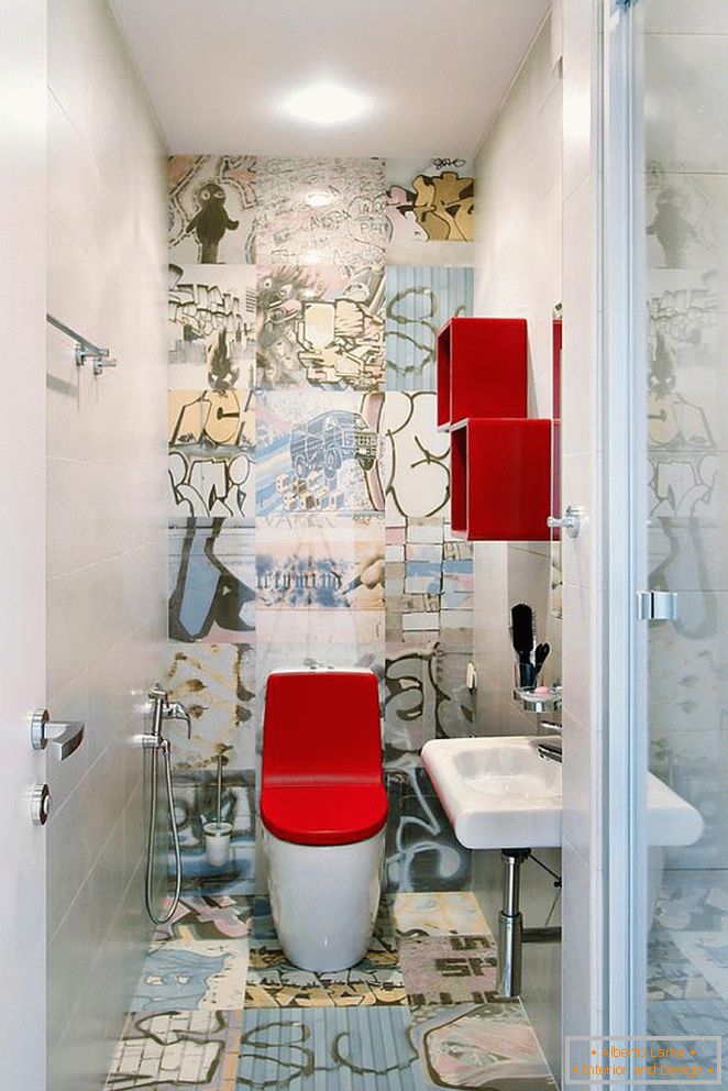 Тоалет со светлоцрвен капак во екстравагантно декориран тоалет