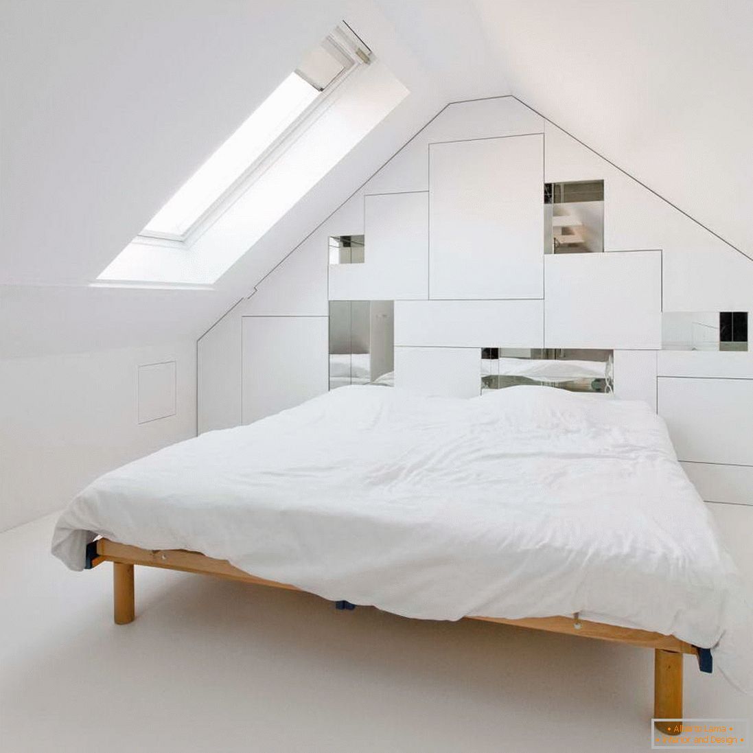 Спална соба во бела боја на таванот
