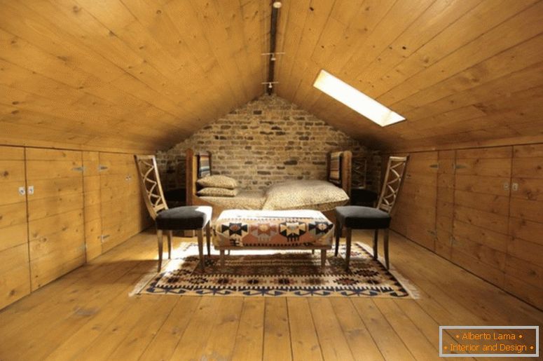 Мала спална соба на таванот