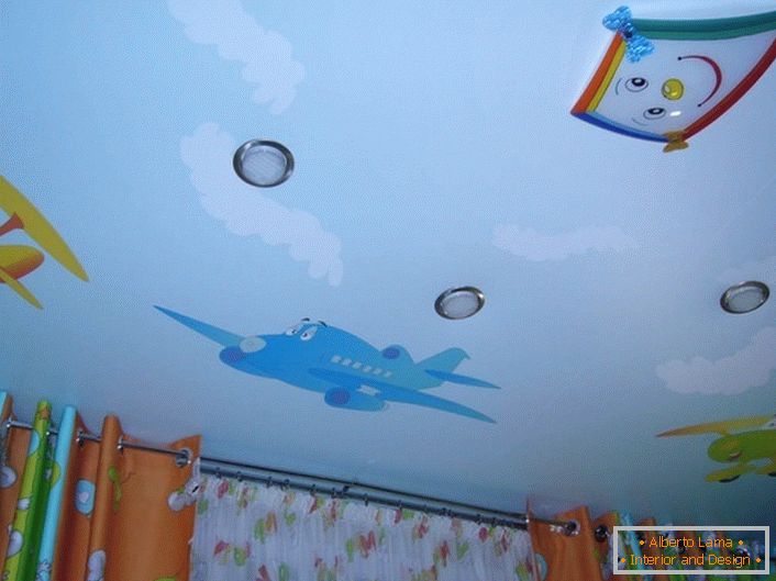 Смешни се протегаат тавани за цртани авиони. Децата ќе им се допаднат.