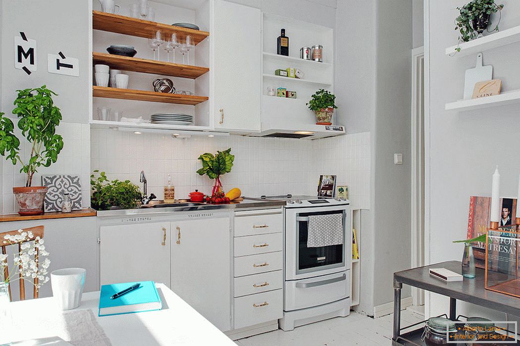 Внатрешност на мала кујна во бела боја