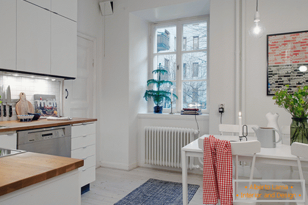 Кујна со трпезарија област на мал стан во скандинавски стил