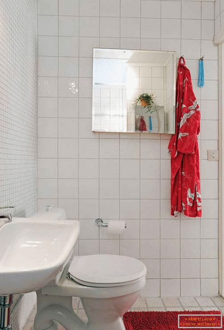 interesting-мал бања-дизајн-with-toilet-and-washing-stand-plus-red-bath-mat-on-white-tiles-flooring-as-well-as-mirrored-recessed-medicine-cabinets-744x1095