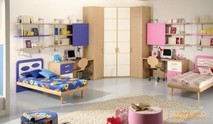 Детската соба е украсена со сини и розови бои. Идеален дизајн на соба за девојче и момче.