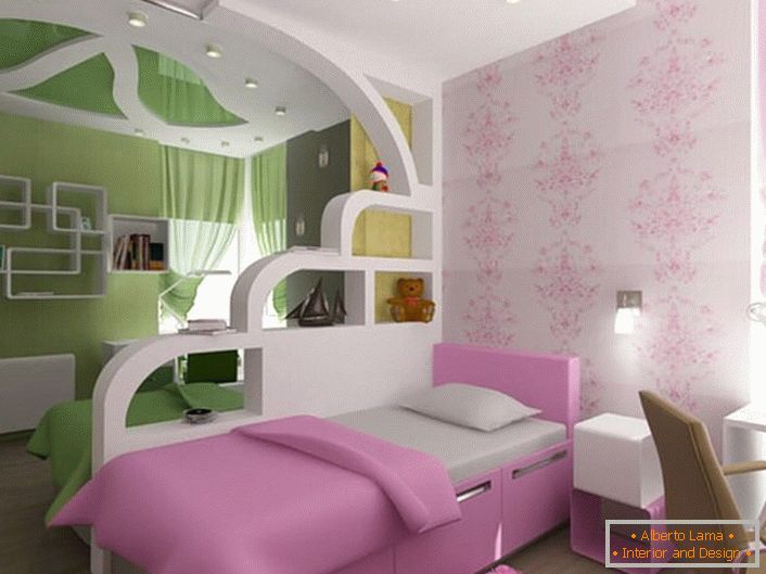 Детската соба за братот и сестрата е поделена на две зони користејќи декоративен ѕид направен од гипс картон. 