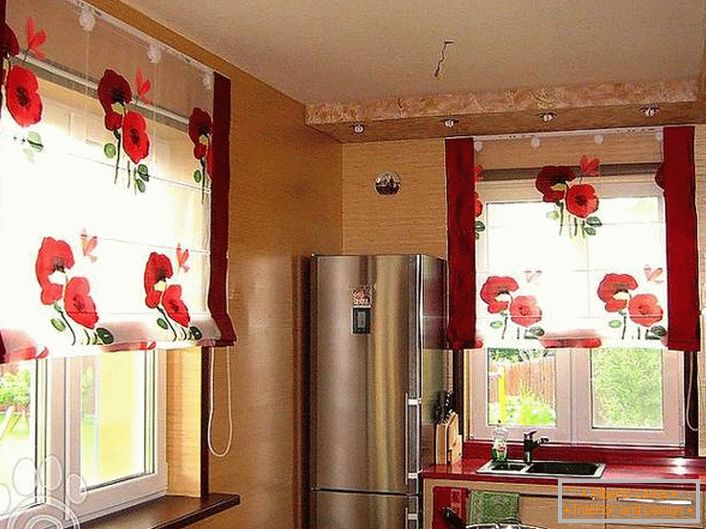 Весела кујна со проѕирни завеси со светло црвени цвеќиња.