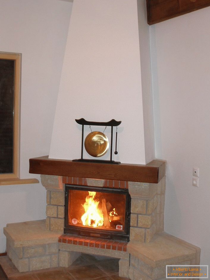 Предноста на аголните камини е отсуството на ниши во ѕидот под огништето огниште. Во аголниот камин ова е решено конструктивно.