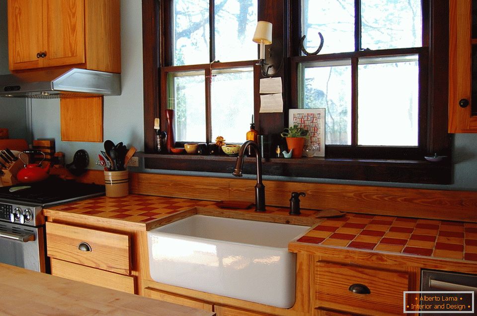 Дрвени мебел поставени во кујната